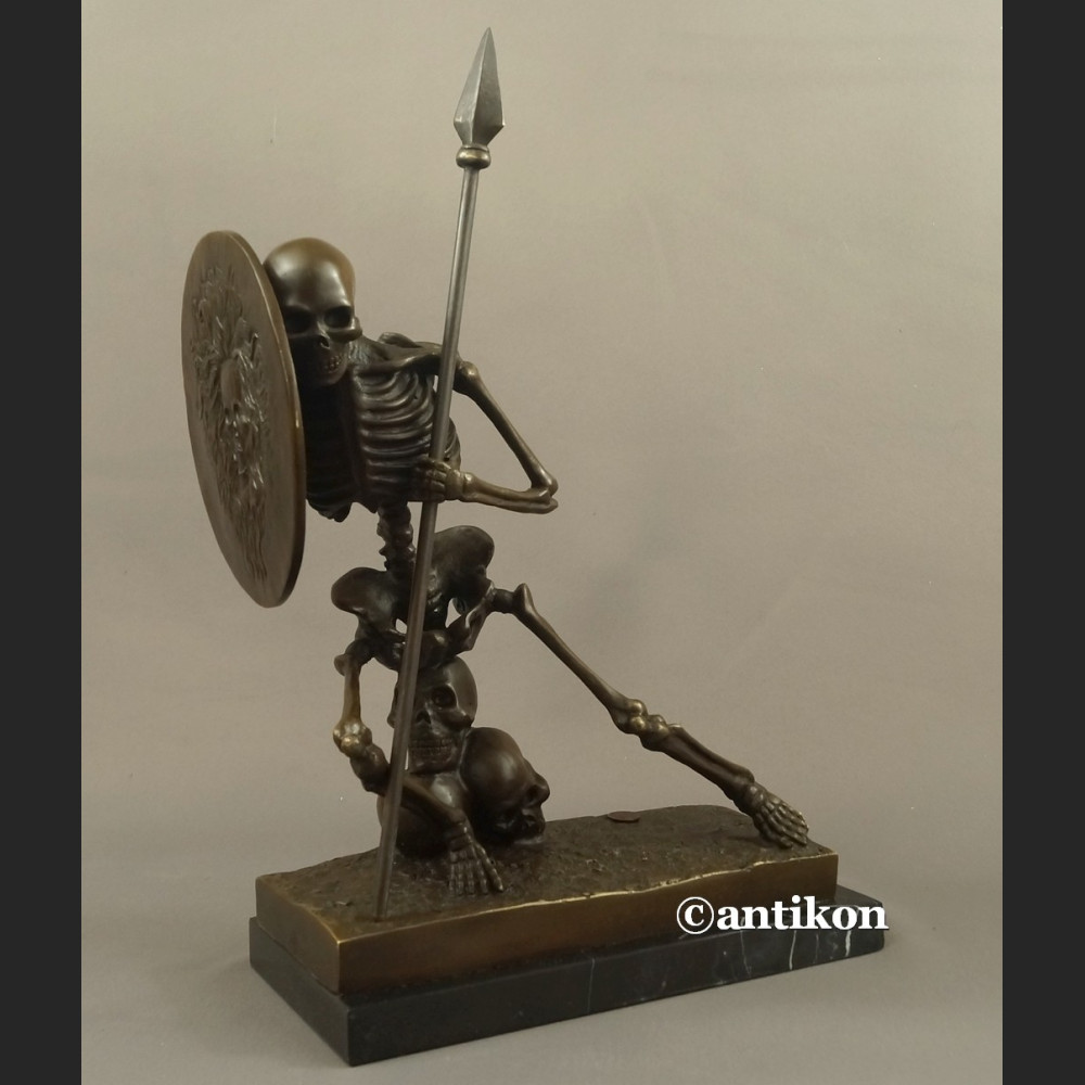 Rzeźba Kościotrup z tarczą Memento Mori 
