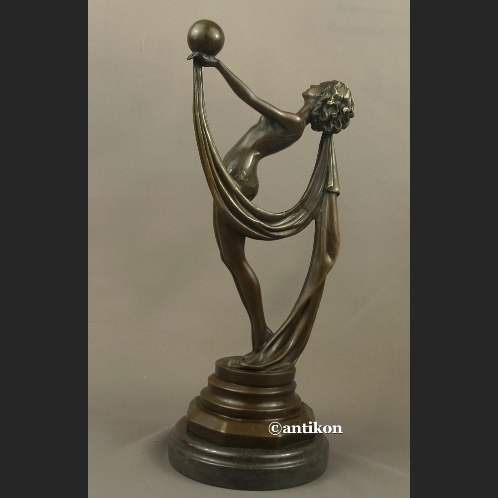Rzeźba z brązu Art Deco Tancerka z piłką