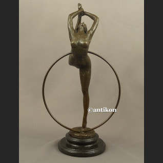 Rzeźba z brązu Tancerka z obręczą duża figurka Rzeźba z brązu Tancerka z obręczą duża figurka