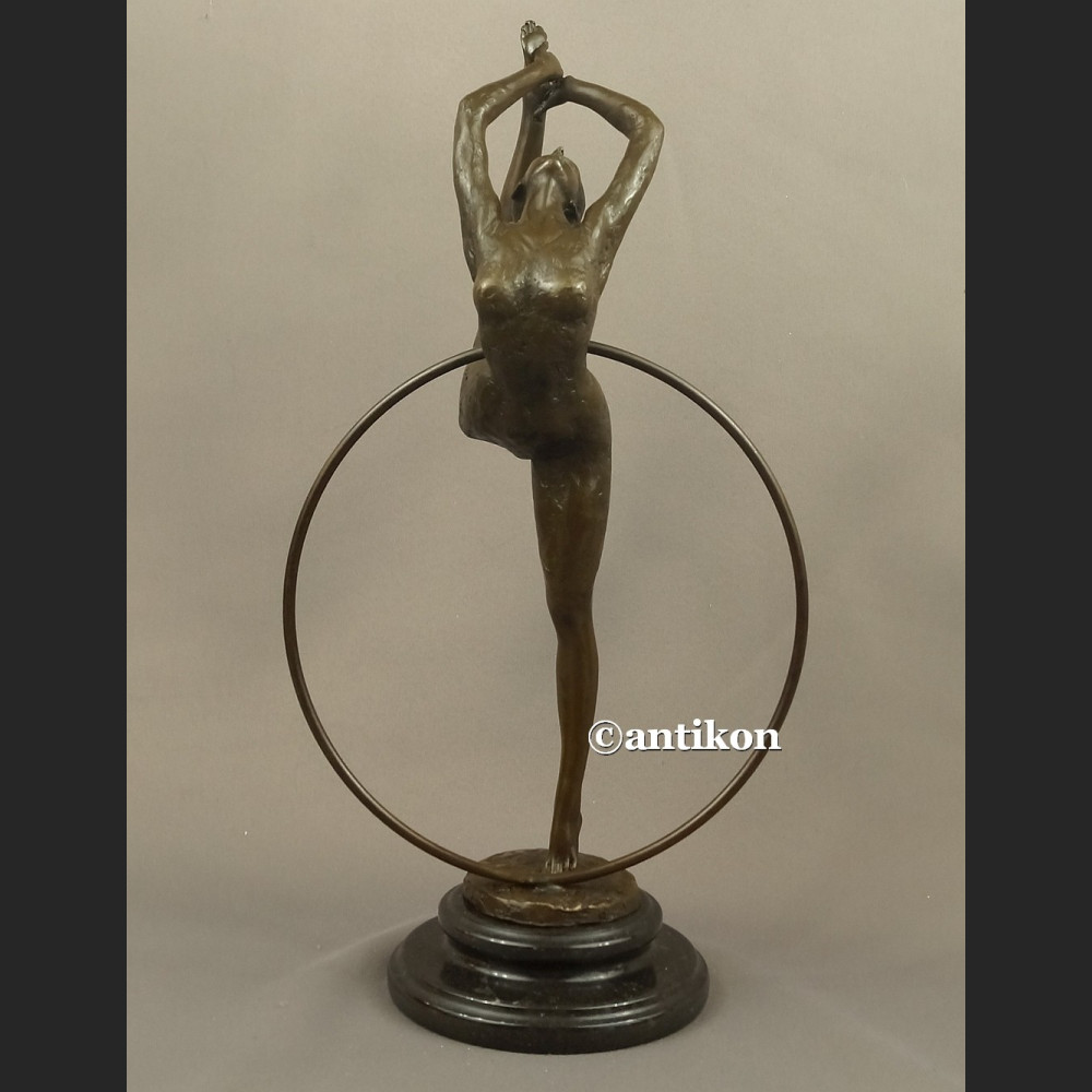 Rzeźba z brązu Tancerka z obręczą duża figurka Rzeźba z brązu Tancerka z obręczą duża figurka