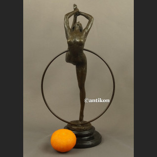 Rzeźba z brązu Tancerka z obręczą duża figurka Rzeźba z brązu Tancerka z obręczą duża figurka