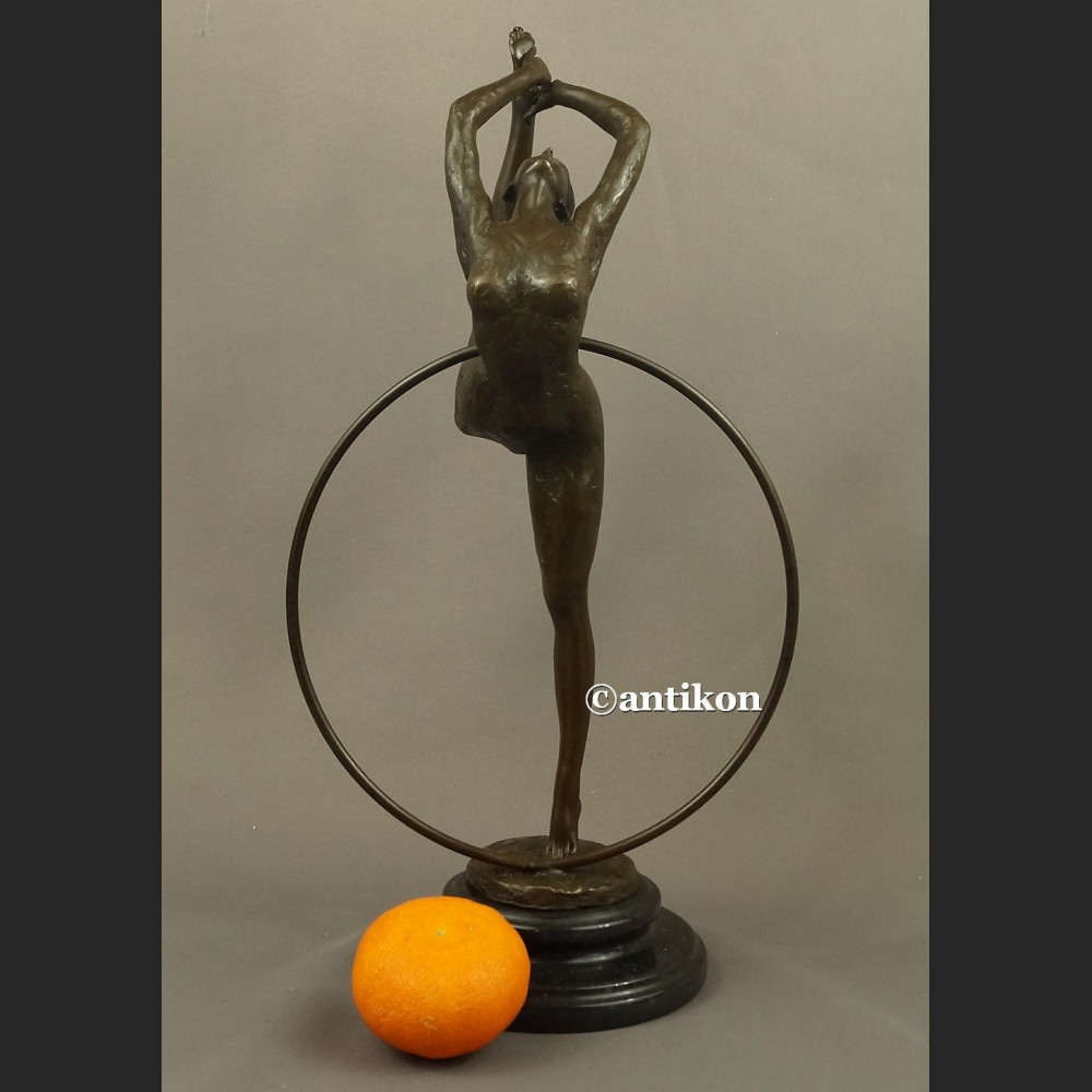 Rzeźba z brązu Tancerka z obręczą duża figurka Rzeźba z brązu Tancerka z obręczą duża figurka