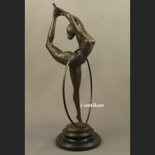 Rzeźba z brązu Tancerka z obręczą duża figurka Rzeźba z brązu Tancerka z obręczą duża figurka