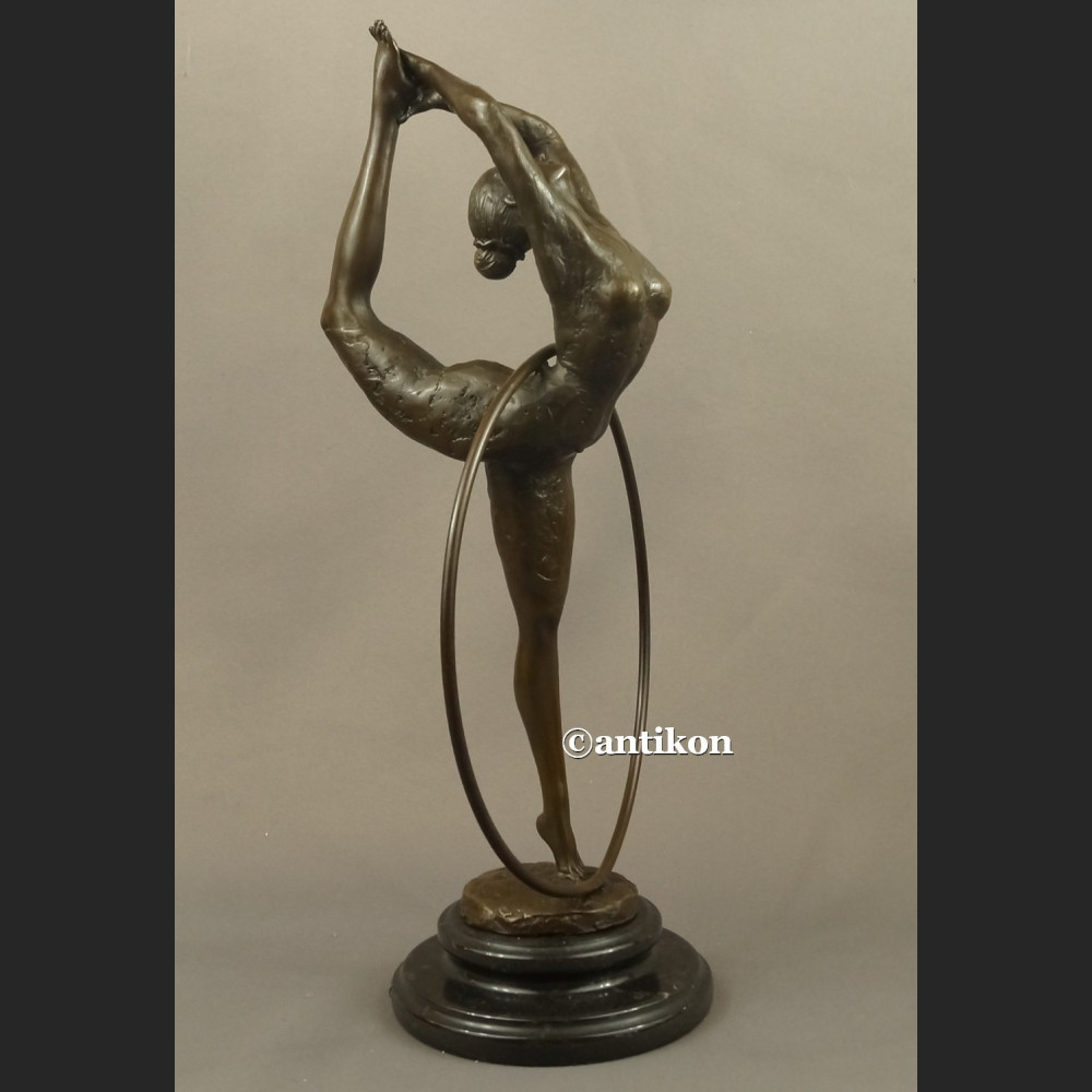 Rzeźba z brązu Tancerka z obręczą duża figurka Rzeźba z brązu Tancerka z obręczą duża figurka