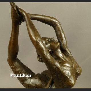 Rzeźba z brązu Tancerka z obręczą duża figurka Rzeźba z brązu Tancerka z obręczą duża figurka