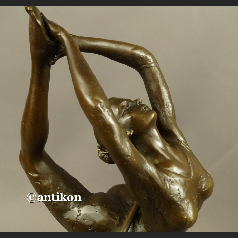 Rzeźba z brązu Tancerka z obręczą duża figurka Rzeźba z brązu Tancerka z obręczą duża figurka