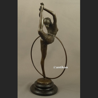 Rzeźba z brązu Tancerka z obręczą duża figurka Rzeźba z brązu Tancerka z obręczą duża figurka