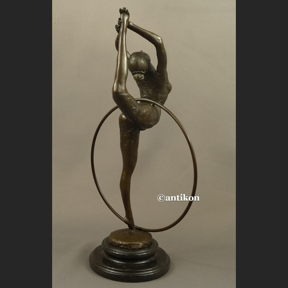 Rzeźba z brązu Tancerka z obręczą duża figurka Rzeźba z brązu Tancerka z obręczą duża figurka