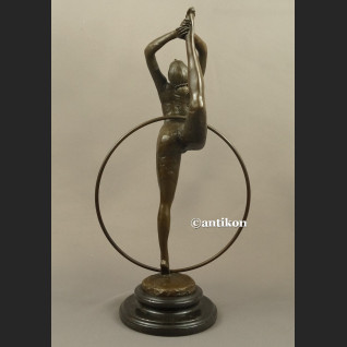 Rzeźba z brązu Tancerka z obręczą duża figurka Rzeźba z brązu Tancerka z obręczą duża figurka