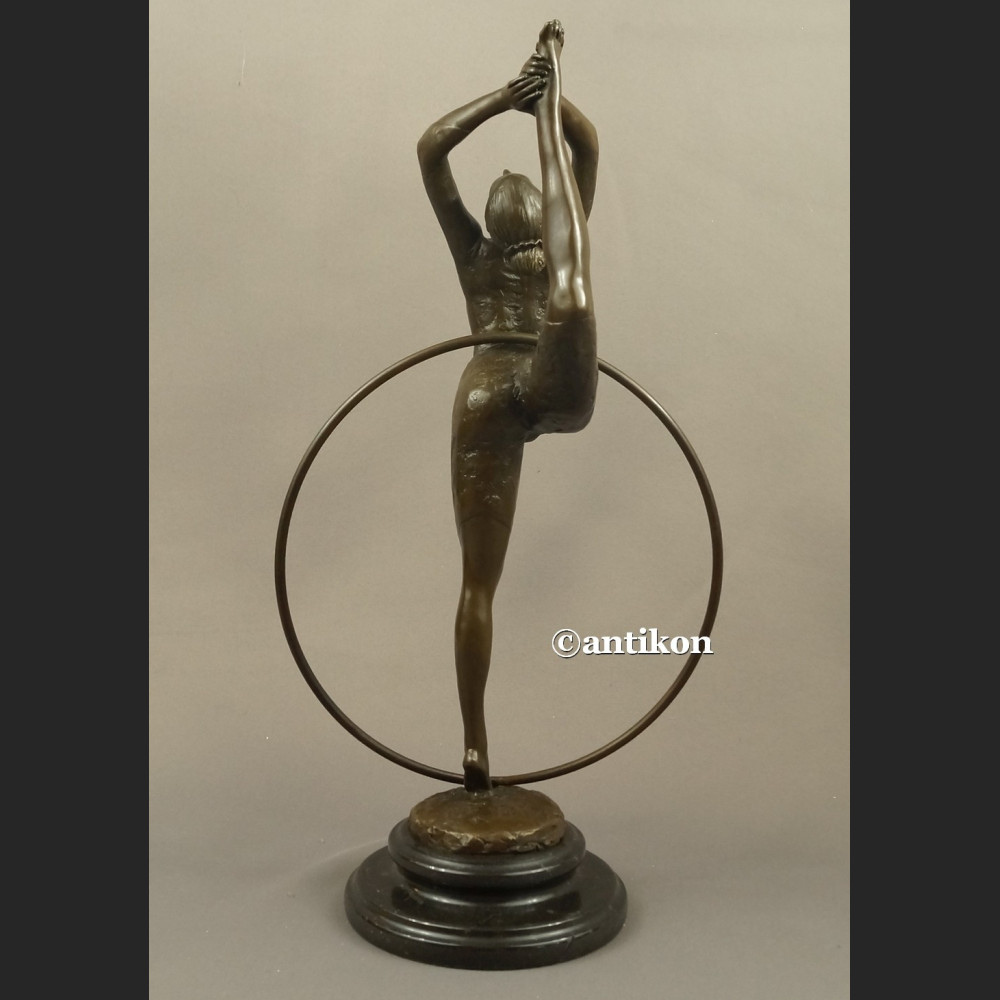 Rzeźba z brązu Tancerka z obręczą duża figurka Rzeźba z brązu Tancerka z obręczą duża figurka