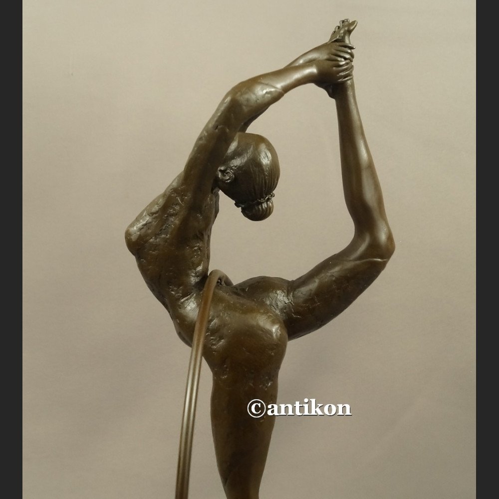 Rzeźba z brązu Tancerka z obręczą duża figurka Rzeźba z brązu Tancerka z obręczą duża figurka