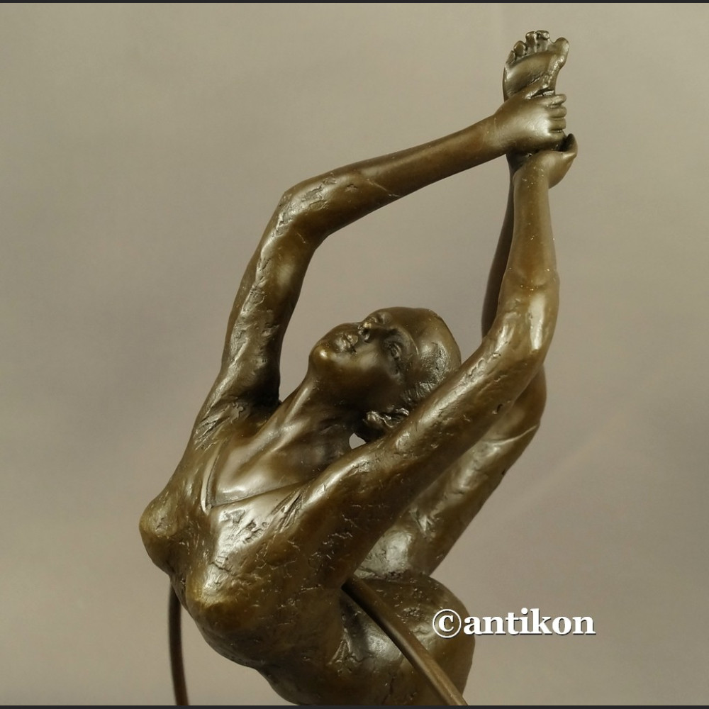 Rzeźba z brązu Tancerka z obręczą duża figurka Rzeźba z brązu Tancerka z obręczą duża figurka