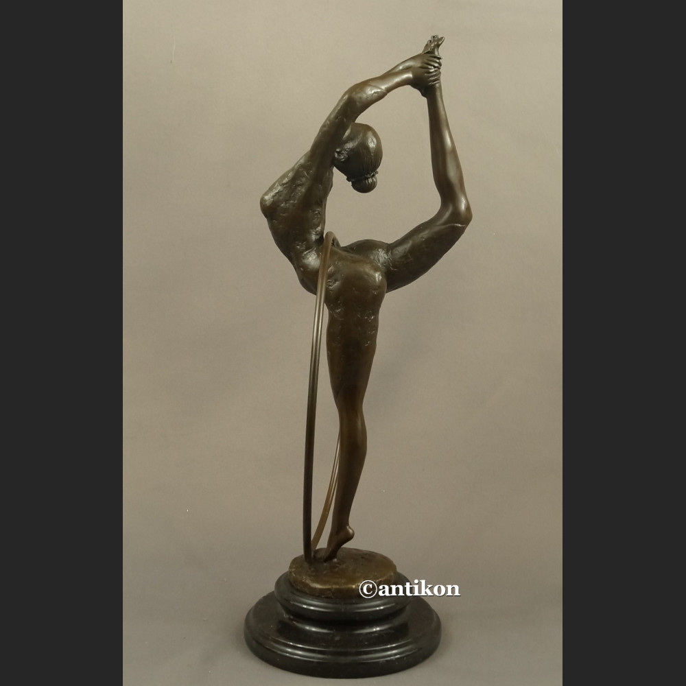 Rzeźba z brązu Tancerka z obręczą duża figurka