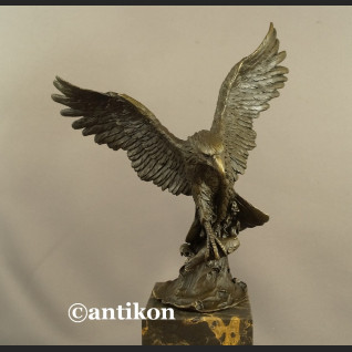 Orzeł rzeźba z brązu z rozpostartymi skrzydłami 