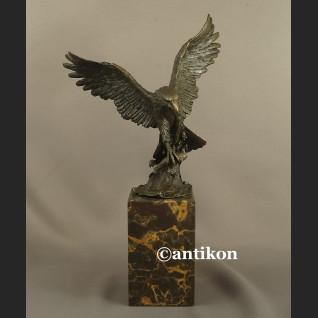 Orzeł rzeźba z brązu z rozpostartymi skrzydłami Orzeł rzeźba z brązu z rozpostartymi skrzydłami