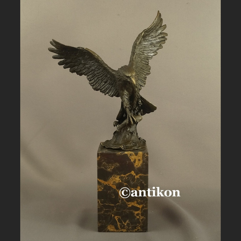 Orzeł rzeźba z brązu z rozpostartymi skrzydłami Orzeł rzeźba z brązu z rozpostartymi skrzydłami
