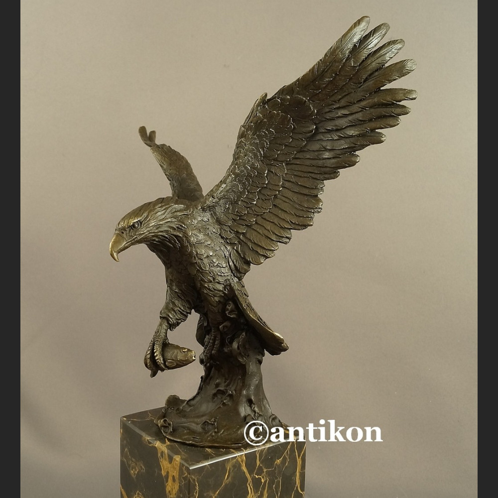 Orzeł rzeźba z brązu z rozpostartymi skrzydłami Orzeł rzeźba z brązu z rozpostartymi skrzydłami
