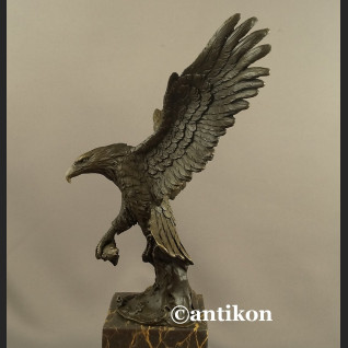 Orzeł rzeźba z brązu z rozpostartymi skrzydłami Orzeł rzeźba z brązu z rozpostartymi skrzydłami
