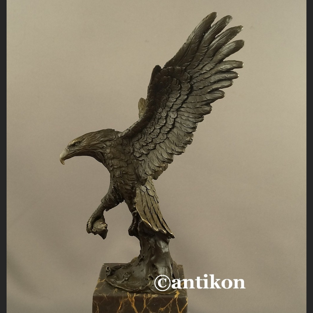 Orzeł rzeźba z brązu z rozpostartymi skrzydłami Orzeł rzeźba z brązu z rozpostartymi skrzydłami