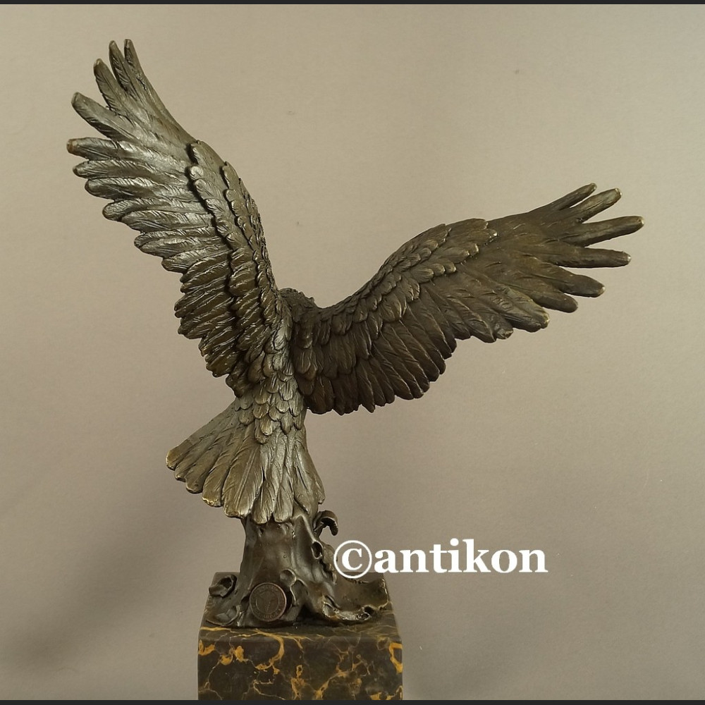 Orzeł rzeźba z brązu z rozpostartymi skrzydłami Orzeł rzeźba z brązu z rozpostartymi skrzydłami