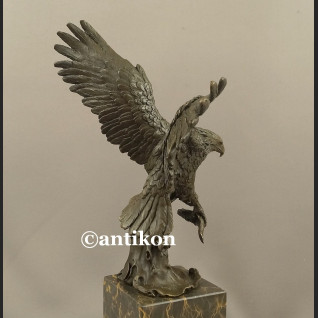 Orzeł rzeźba z brązu z rozpostartymi skrzydłami Orzeł rzeźba z brązu z rozpostartymi skrzydłami