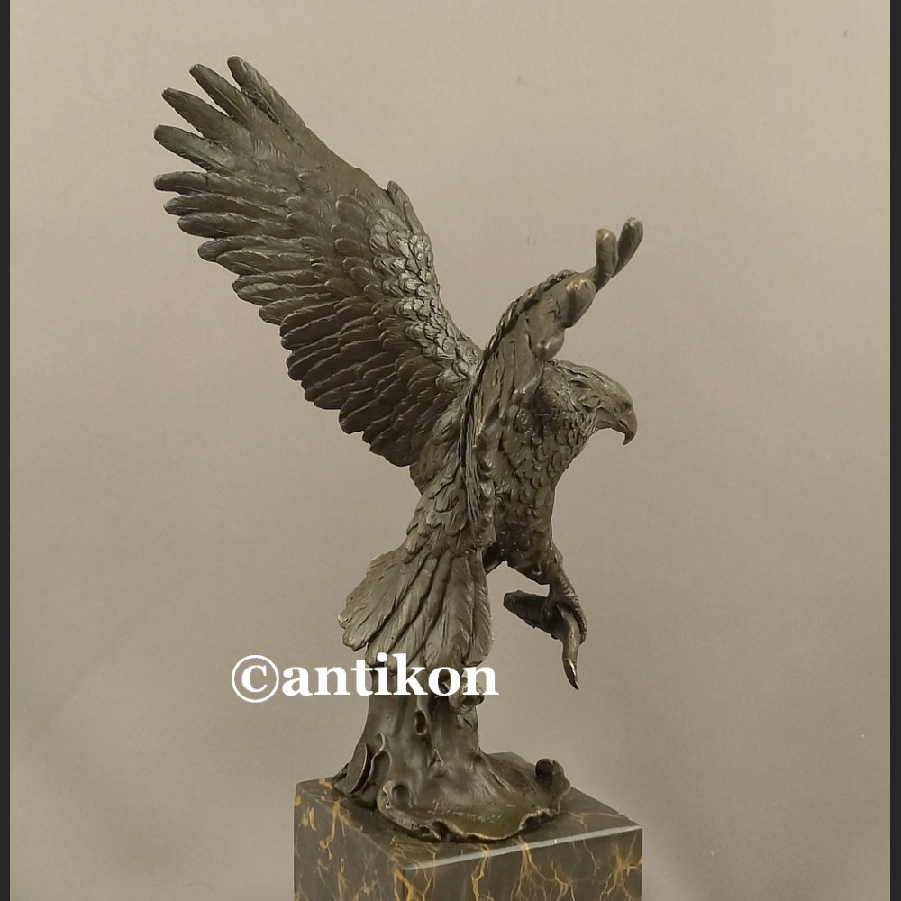 Orzeł rzeźba z brązu z rozpostartymi skrzydłami Orzeł rzeźba z brązu z rozpostartymi skrzydłami