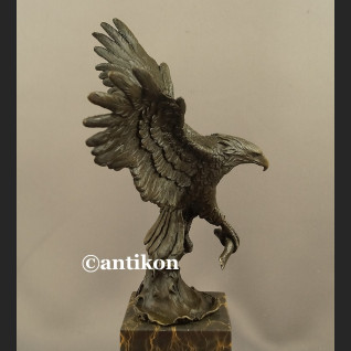Orzeł rzeźba z brązu z rozpostartymi skrzydłami Orzeł rzeźba z brązu z rozpostartymi skrzydłami