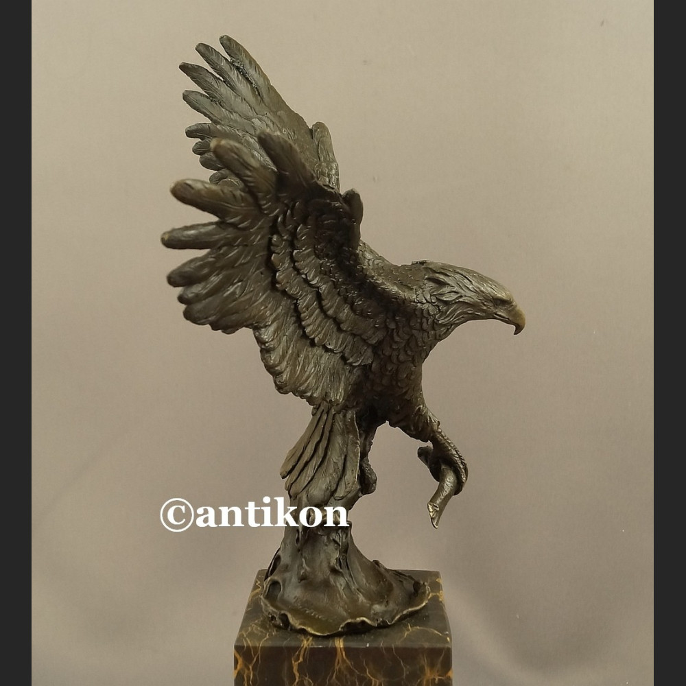 Orzeł rzeźba z brązu z rozpostartymi skrzydłami Orzeł rzeźba z brązu z rozpostartymi skrzydłami