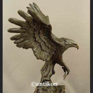 Orzeł rzeźba z brązu z rozpostartymi skrzydłami Orzeł rzeźba z brązu z rozpostartymi skrzydłami