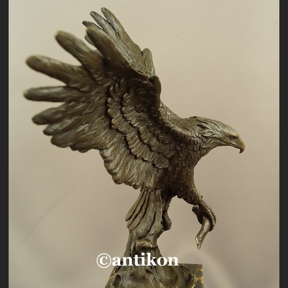 Orzeł rzeźba z brązu z rozpostartymi skrzydłami Orzeł rzeźba z brązu z rozpostartymi skrzydłami