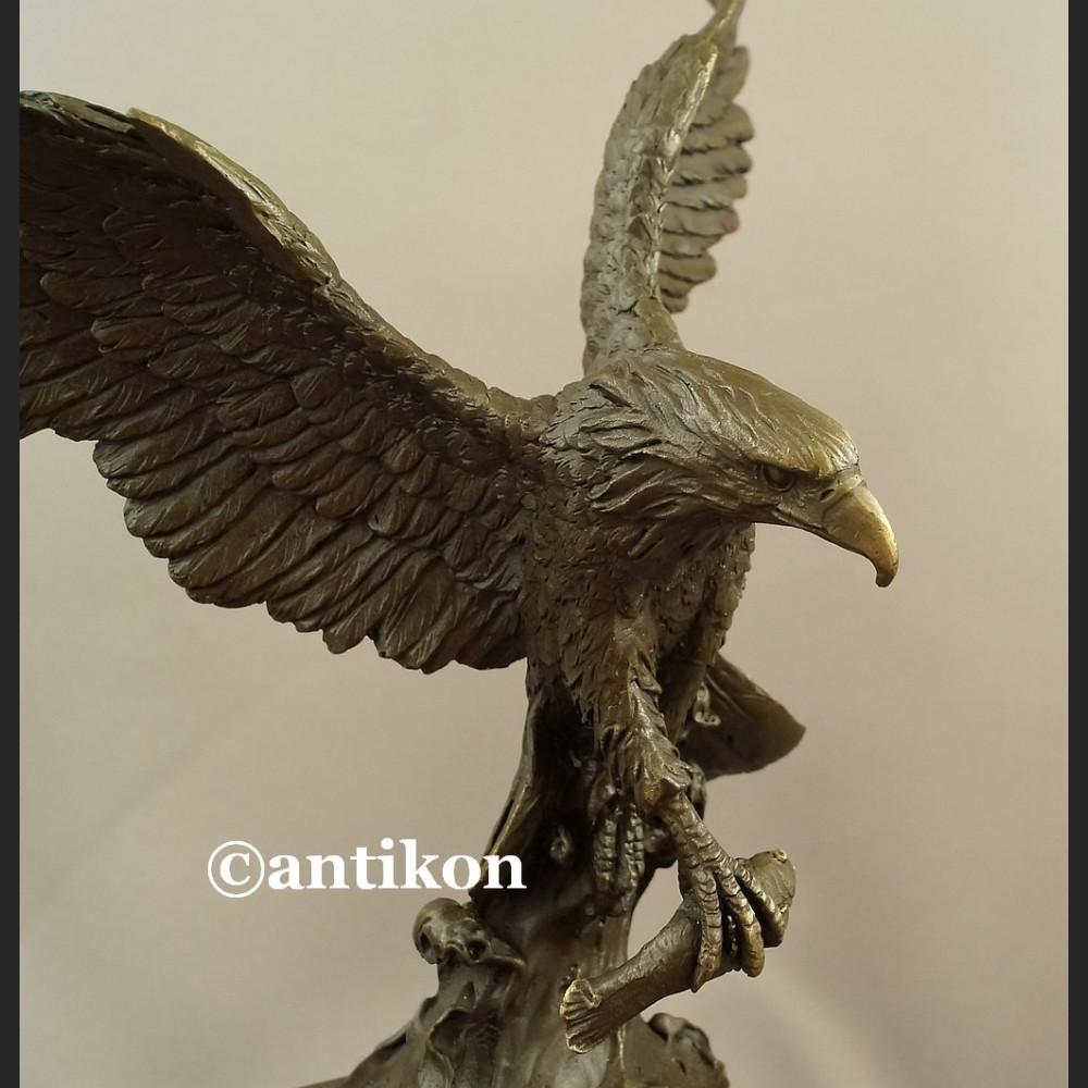 Orzeł rzeźba z brązu z rozpostartymi skrzydłami Orzeł rzeźba z brązu z rozpostartymi skrzydłami
