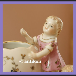 Wazonik z figurkami dzieci cudo porcelana