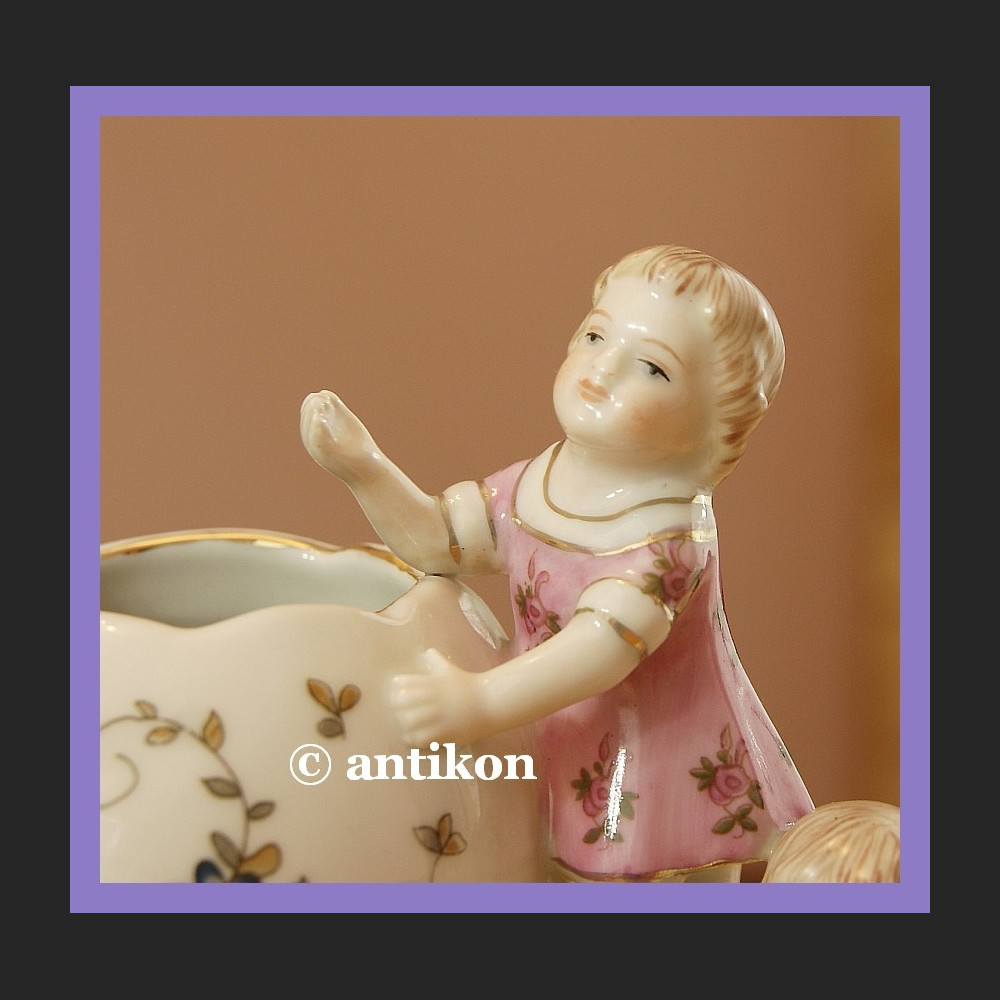 Wazonik z figurkami dzieci cudo porcelana