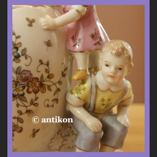 Wazonik z figurkami dzieci cudo porcelana