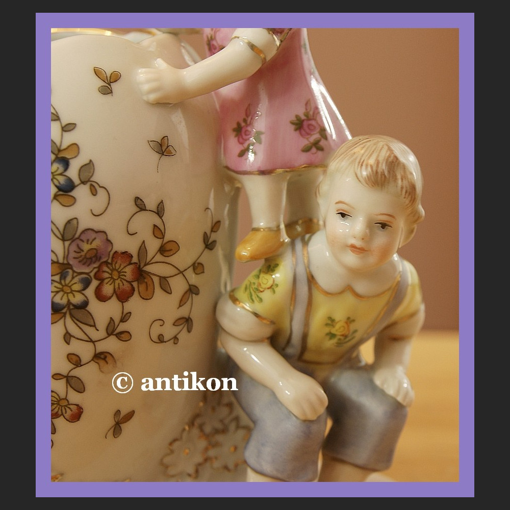 Wazonik z figurkami dzieci cudo porcelana