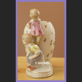 Wazonik z figurkami dzieci cudo porcelana
