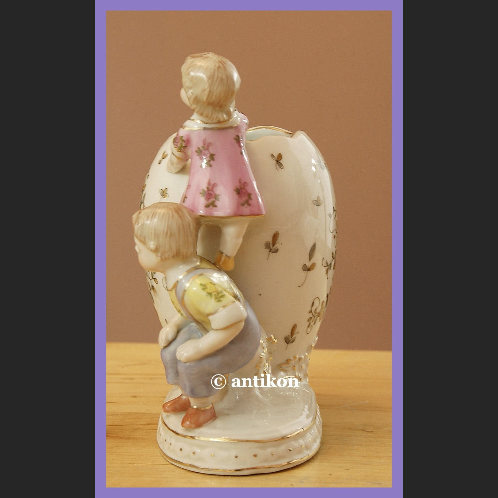 Wazonik z figurkami dzieci cudo porcelana