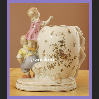 Wazonik z figurkami dzieci cudo porcelana