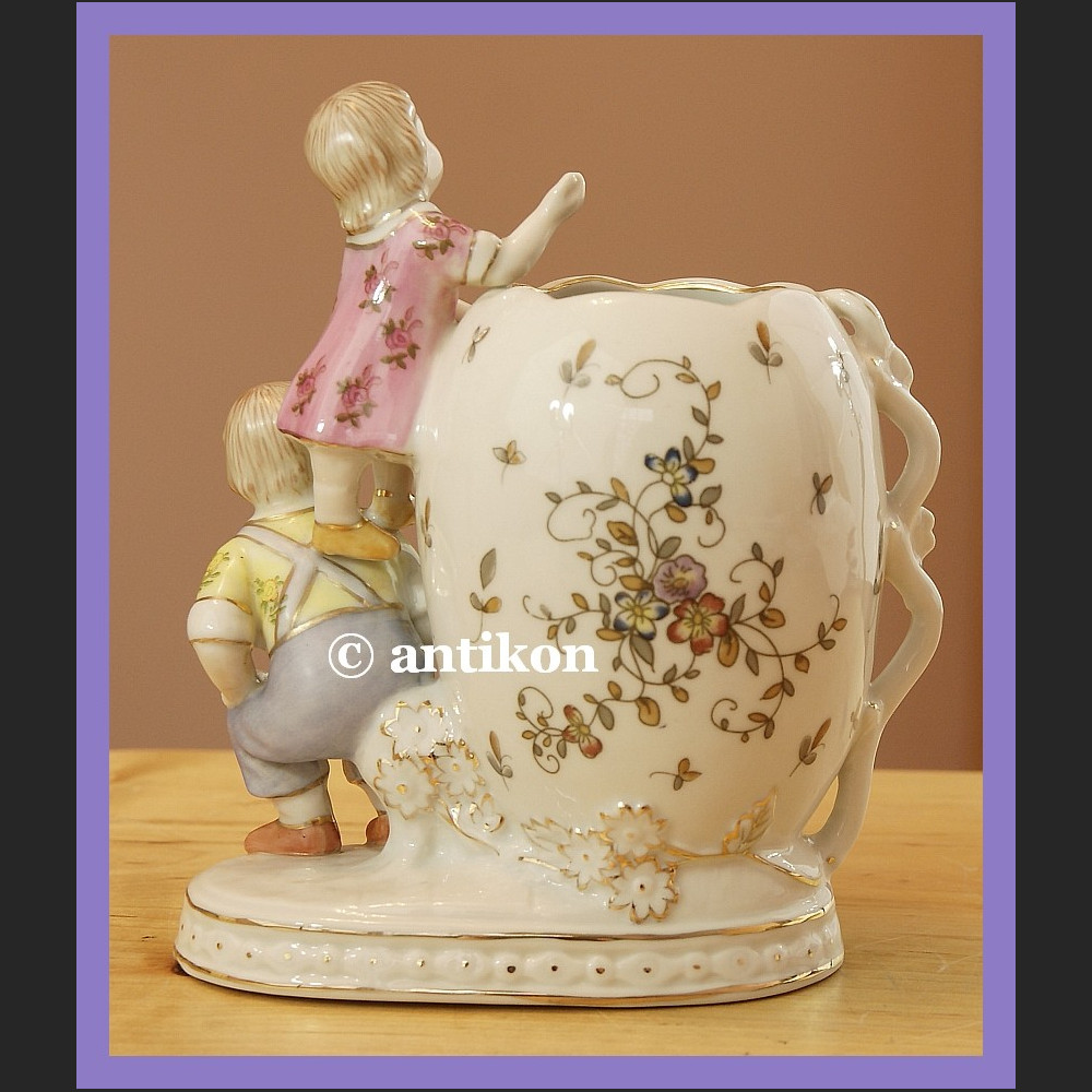 Wazonik z figurkami dzieci cudo porcelana