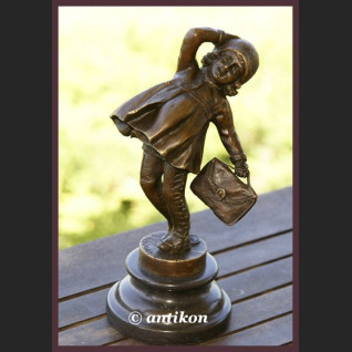 UROCZA DZIEWCZYNKA Z TECZKĄ SYGNOWANA RZEŹBA BRĄZ FRANCJA