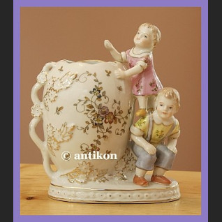 Wazonik z figurkami dzieci cudo porcelana