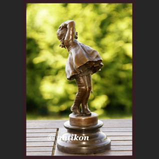 UROCZA DZIEWCZYNKA Z TECZKĄ SYGNOWANA RZEŹBA BRĄZ FRANCJA UROCZA DZIEWCZYNKA Z TECZKĄ SYGNOWANA RZEŹBA BRĄZ FRANCJA