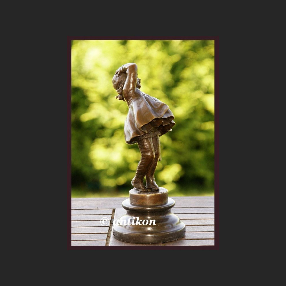 UROCZA DZIEWCZYNKA Z TECZKĄ SYGNOWANA RZEŹBA BRĄZ FRANCJA UROCZA DZIEWCZYNKA Z TECZKĄ SYGNOWANA RZEŹBA BRĄZ FRANCJA