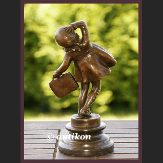 UROCZA DZIEWCZYNKA Z TECZKĄ SYGNOWANA RZEŹBA BRĄZ FRANCJA UROCZA DZIEWCZYNKA Z TECZKĄ SYGNOWANA RZEŹBA BRĄZ FRANCJA