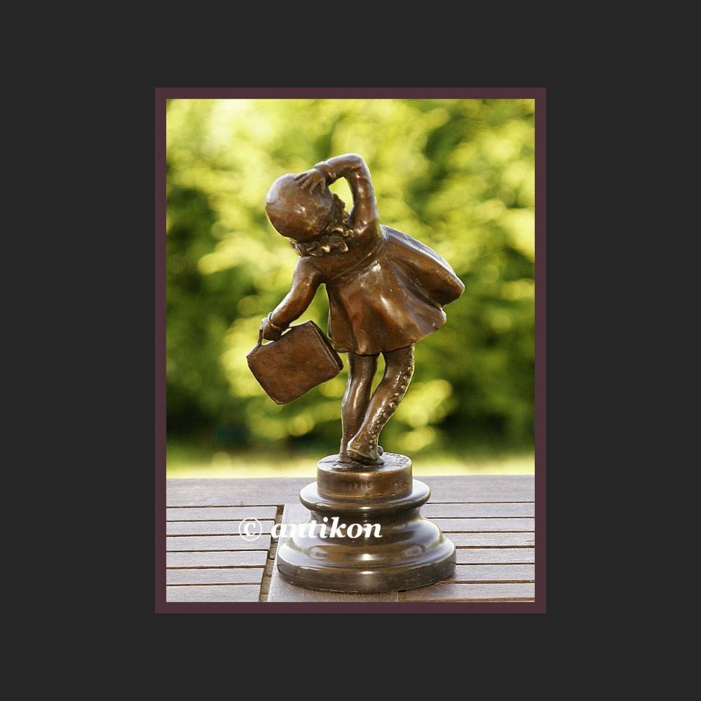 UROCZA DZIEWCZYNKA Z TECZKĄ SYGNOWANA RZEŹBA BRĄZ FRANCJA UROCZA DZIEWCZYNKA Z TECZKĄ SYGNOWANA RZEŹBA BRĄZ FRANCJA