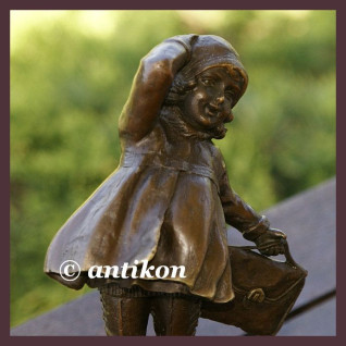 UROCZA DZIEWCZYNKA Z TECZKĄ SYGNOWANA RZEŹBA BRĄZ FRANCJA UROCZA DZIEWCZYNKA Z TECZKĄ SYGNOWANA RZEŹBA BRĄZ FRANCJA