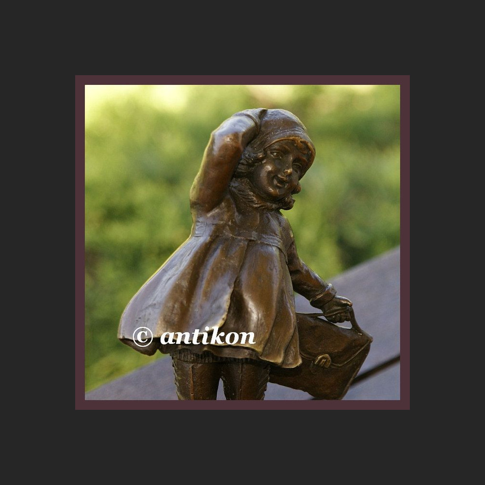 UROCZA DZIEWCZYNKA Z TECZKĄ SYGNOWANA RZEŹBA BRĄZ FRANCJA UROCZA DZIEWCZYNKA Z TECZKĄ SYGNOWANA RZEŹBA BRĄZ FRANCJA