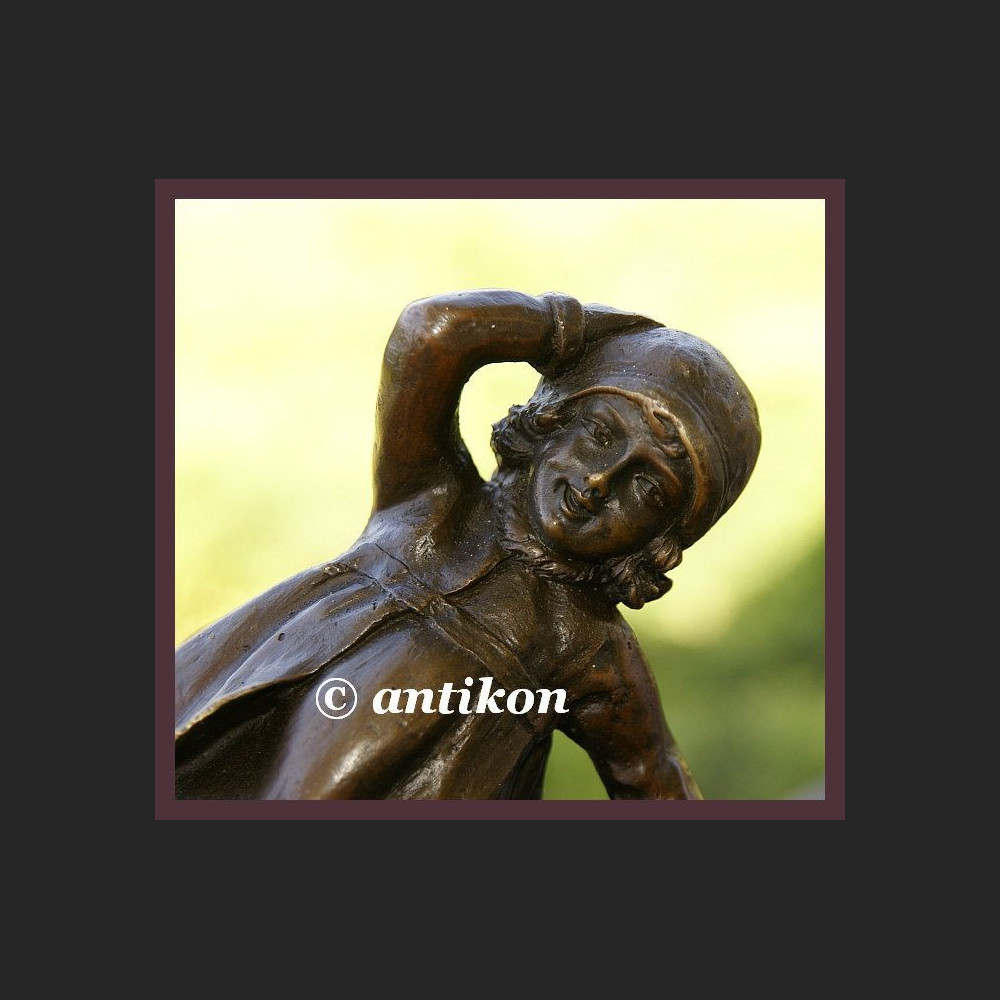 UROCZA DZIEWCZYNKA Z TECZKĄ SYGNOWANA RZEŹBA BRĄZ FRANCJA UROCZA DZIEWCZYNKA Z TECZKĄ SYGNOWANA RZEŹBA BRĄZ FRANCJA