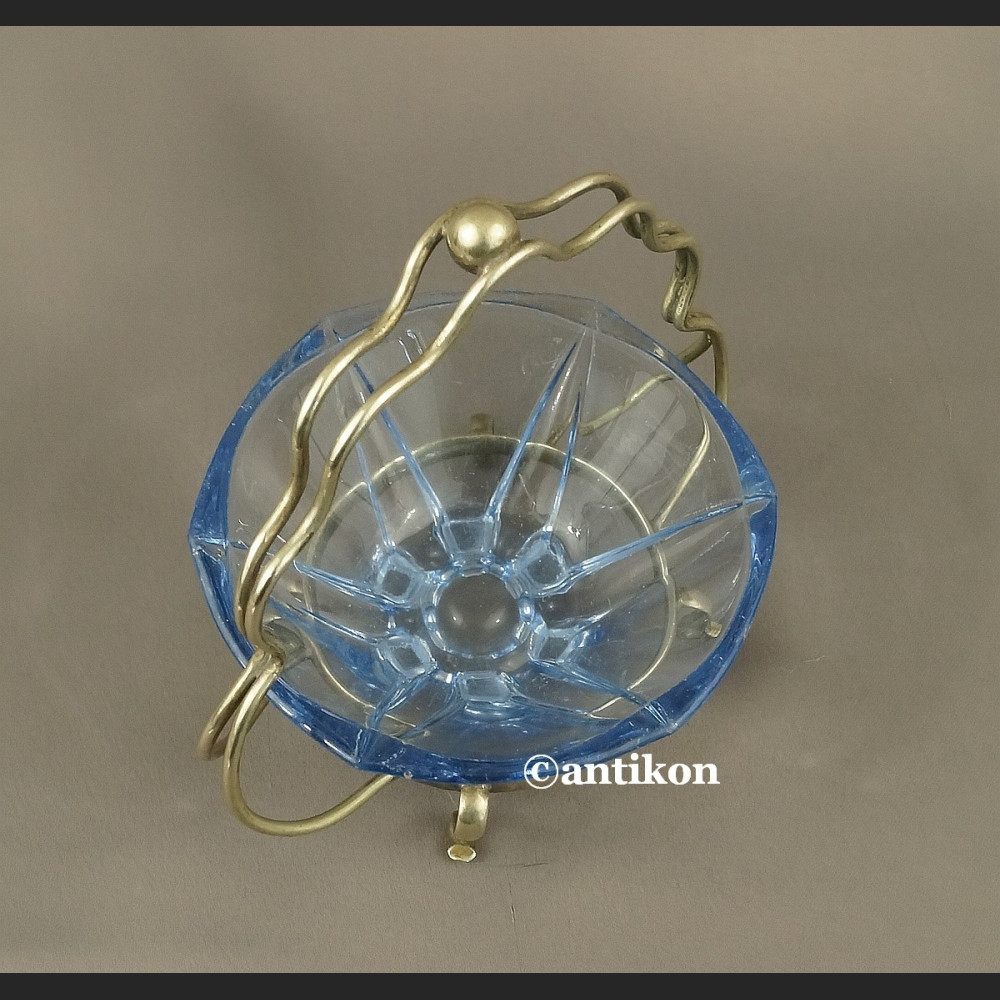 Cukiernica art deco z niebieskim szkłem