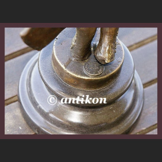 UROCZA DZIEWCZYNKA Z TECZKĄ SYGNOWANA RZEŹBA BRĄZ FRANCJA UROCZA DZIEWCZYNKA Z TECZKĄ SYGNOWANA RZEŹBA BRĄZ FRANCJA